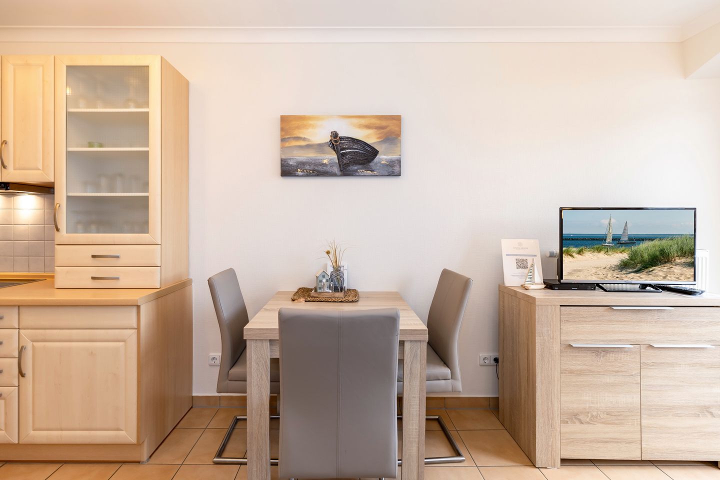 Apartment-Residenz Ostseestrand Apartment-Residenz Ostseestrand 35 Kühlungsborn - Wohn-Essbereich mit Couch und Esstisch