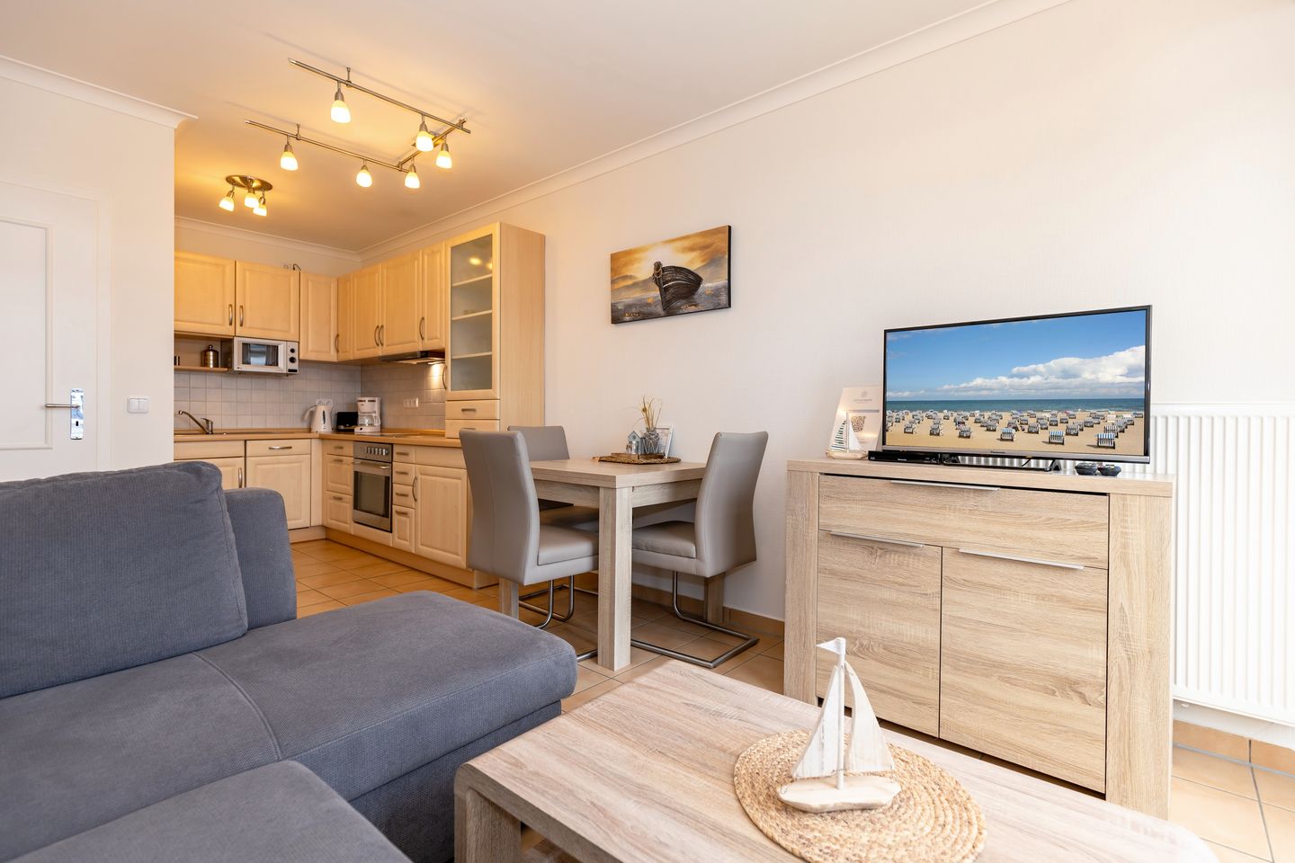 Apartment-Residenz Ostseestrand Apartment-Residenz Ostseestrand 35 Kühlungsborn - Wohn-Essbereich mit Couch und Flatscreen-TV