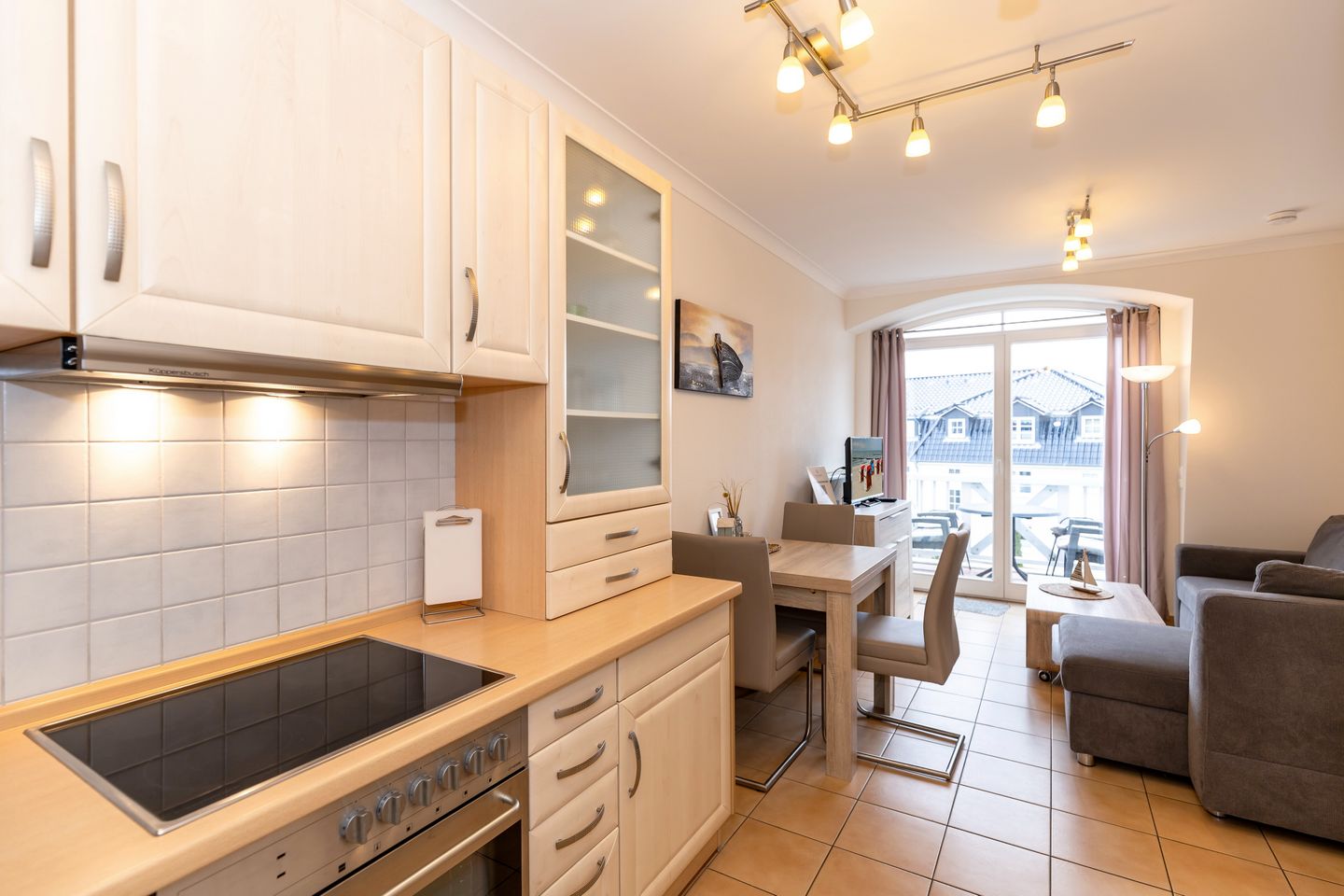 Apartment-Residenz Ostseestrand Apartment-Residenz Ostseestrand 35 Kühlungsborn - Küchenzeile mit Esstisch und Sitzgelegenheit