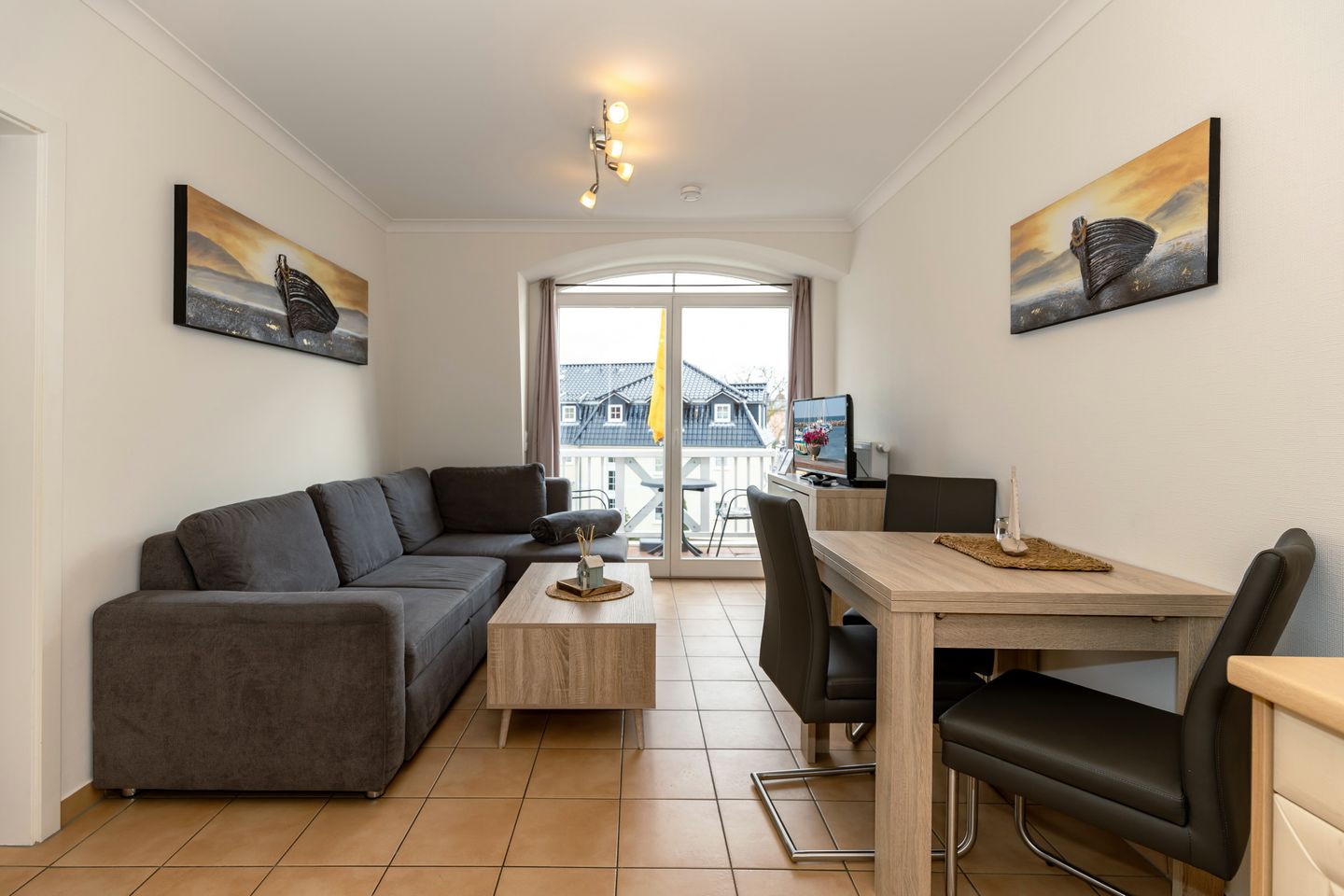 Apartment-Residenz Ostseestrand Apartment-Residenz Ostseestrand 36 Kühlungsborn - Wohn-Essbereich mit Couch