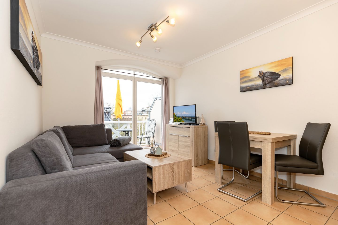 Apartment-Residenz Ostseestrand Apartment-Residenz Ostseestrand 36 Kühlungsborn - Wohn-Essbereich mit Couch