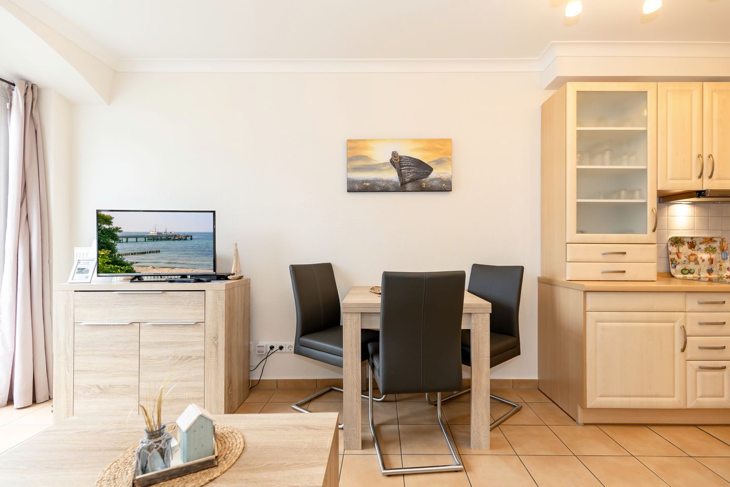 Apartment-Residenz Ostseestrand Apartment-Residenz Ostseestrand 36 Kühlungsborn - Wohn-Essbereich mit Couch und Flatscreen-TV