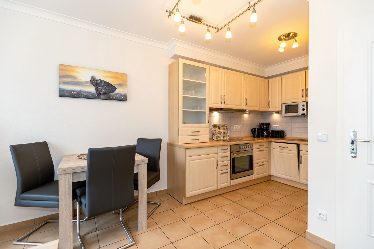 Apartment-Residenz Ostseestrand Apartment-Residenz Ostseestrand 36 Kühlungsborn - Wohn-Essbereich mit Couch und Esstisch