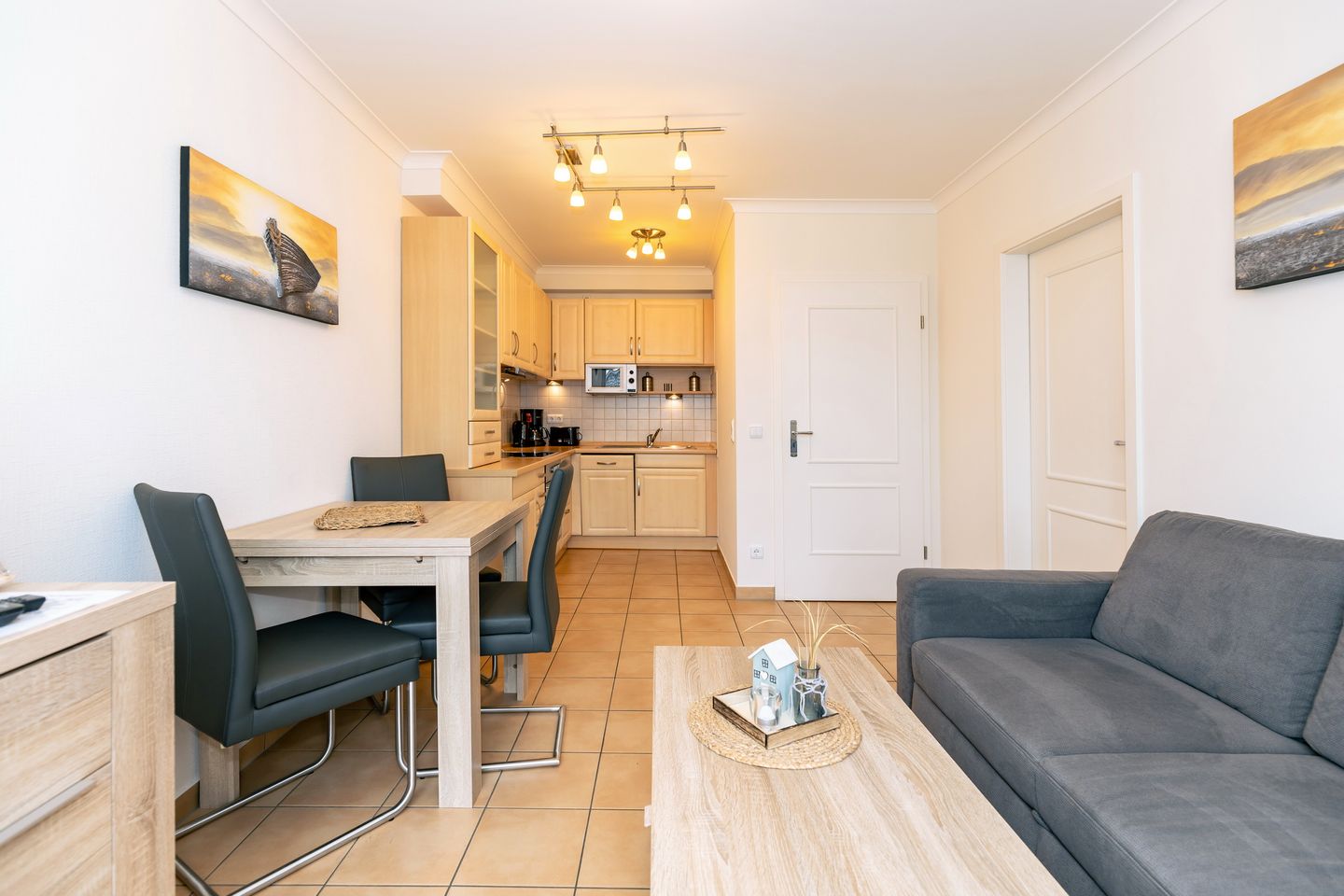 Apartment-Residenz Ostseestrand Apartment-Residenz Ostseestrand 36 Kühlungsborn - Wohn-Essbereich mit Couch und Esstisch