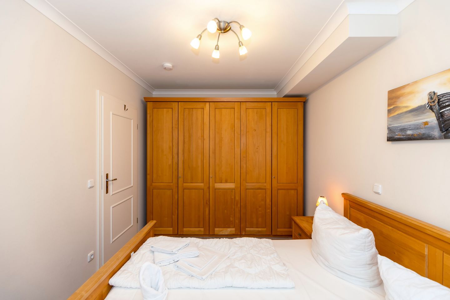 Apartment-Residenz Ostseestrand Apartment-Residenz Ostseestrand 36 Kühlungsborn - Schlafzimmer mit Doppelbett und Kleiderschrank