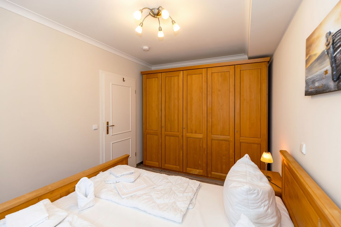 Apartment-Residenz Ostseestrand Apartment-Residenz Ostseestrand 36 Kühlungsborn - Schlafzimmer mit Doppelbett und Kleiderschrank