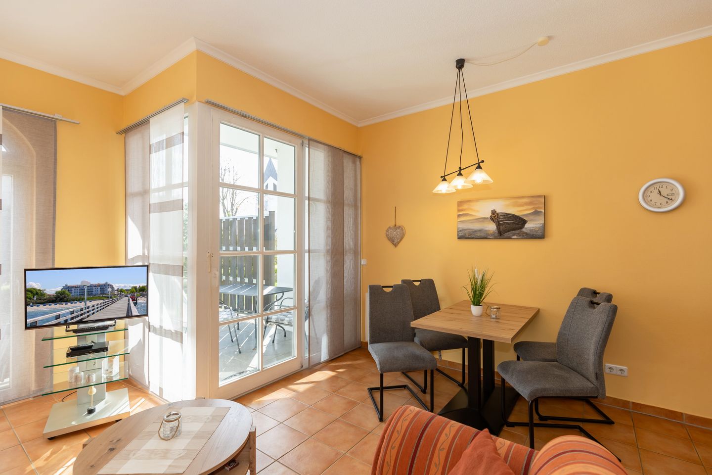 Apartmenthaus Atlantik Apartmenthaus Atlantik 007 Kühlungsborn - Wohn-Essbereich mit Esstisch und Sitzgelegenheit