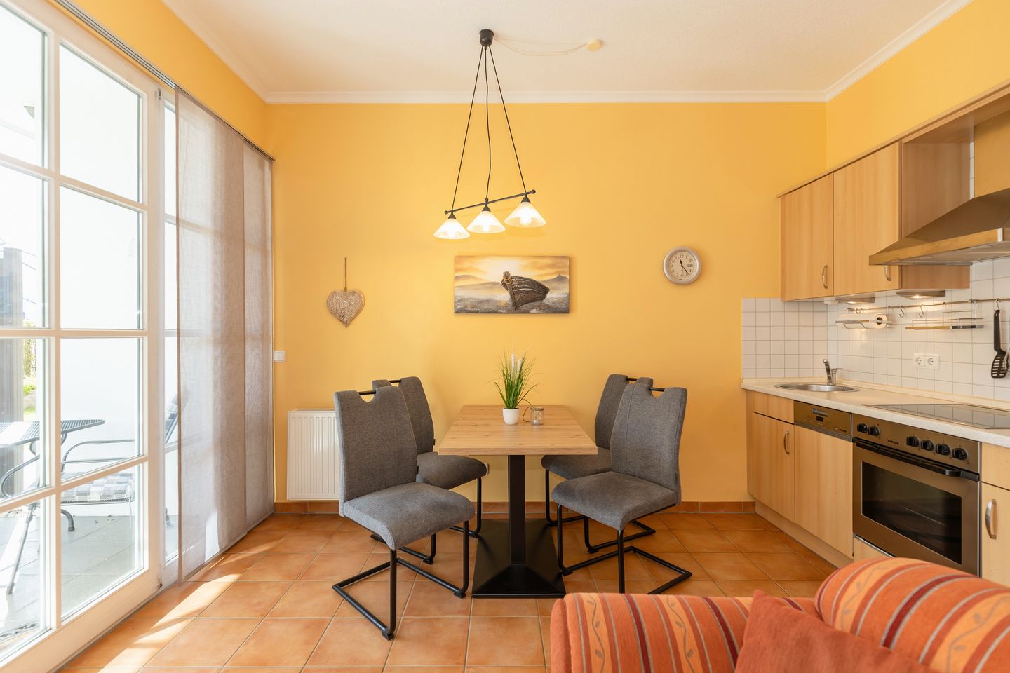 Apartmenthaus Atlantik Apartmenthaus Atlantik 007 Kühlungsborn - Wohn-Essbereich mit Esstisch und Sitzgelegenheit