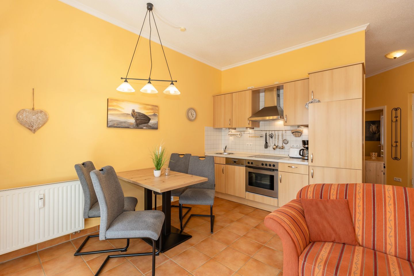 Apartmenthaus Atlantik Apartmenthaus Atlantik 007 Kühlungsborn - Wohn-Essbereich mit Couch und Küchenzeile