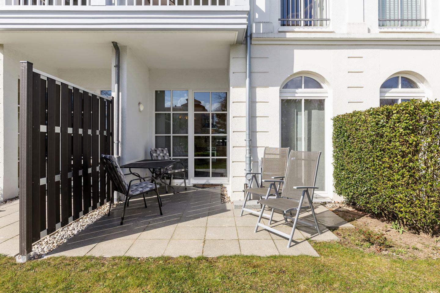 Apartmenthaus Atlantik Apartmenthaus Atlantik 007 Kühlungsborn - Terrasse mit Gartenmöbeln und Grünfläche