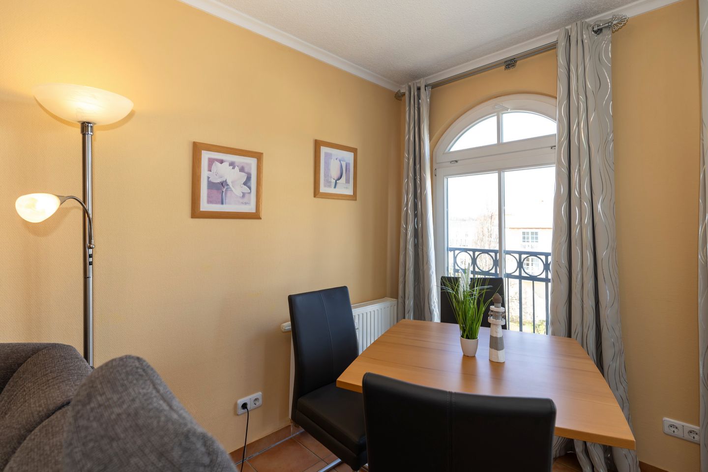 Apartmenthaus Atlantik Apartmenthaus Atlantik 303 Kühlungsborn - Wohn-Essbereich mit Couch und Esstisch