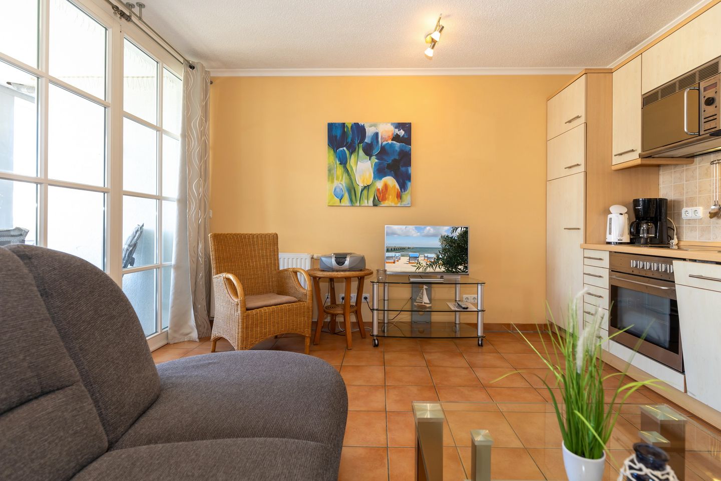 Apartmenthaus Atlantik Apartmenthaus Atlantik 303 Kühlungsborn - Wohn-Essbereich mit Couch und Flatscreen-TV