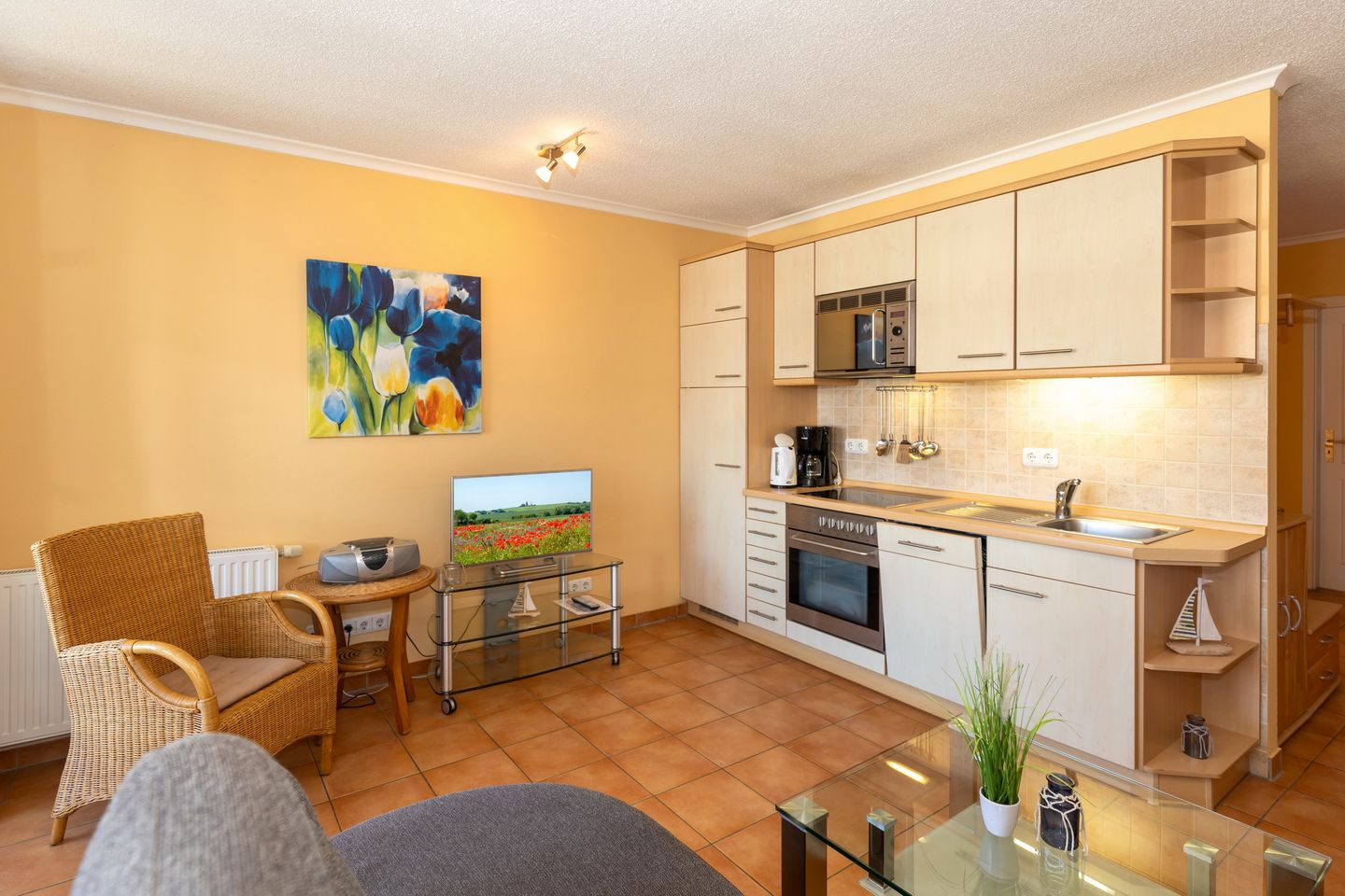 Apartmenthaus Atlantik Apartmenthaus Atlantik 303 Kühlungsborn - Wohn-Essbereich mit Couch und Küchenzeile