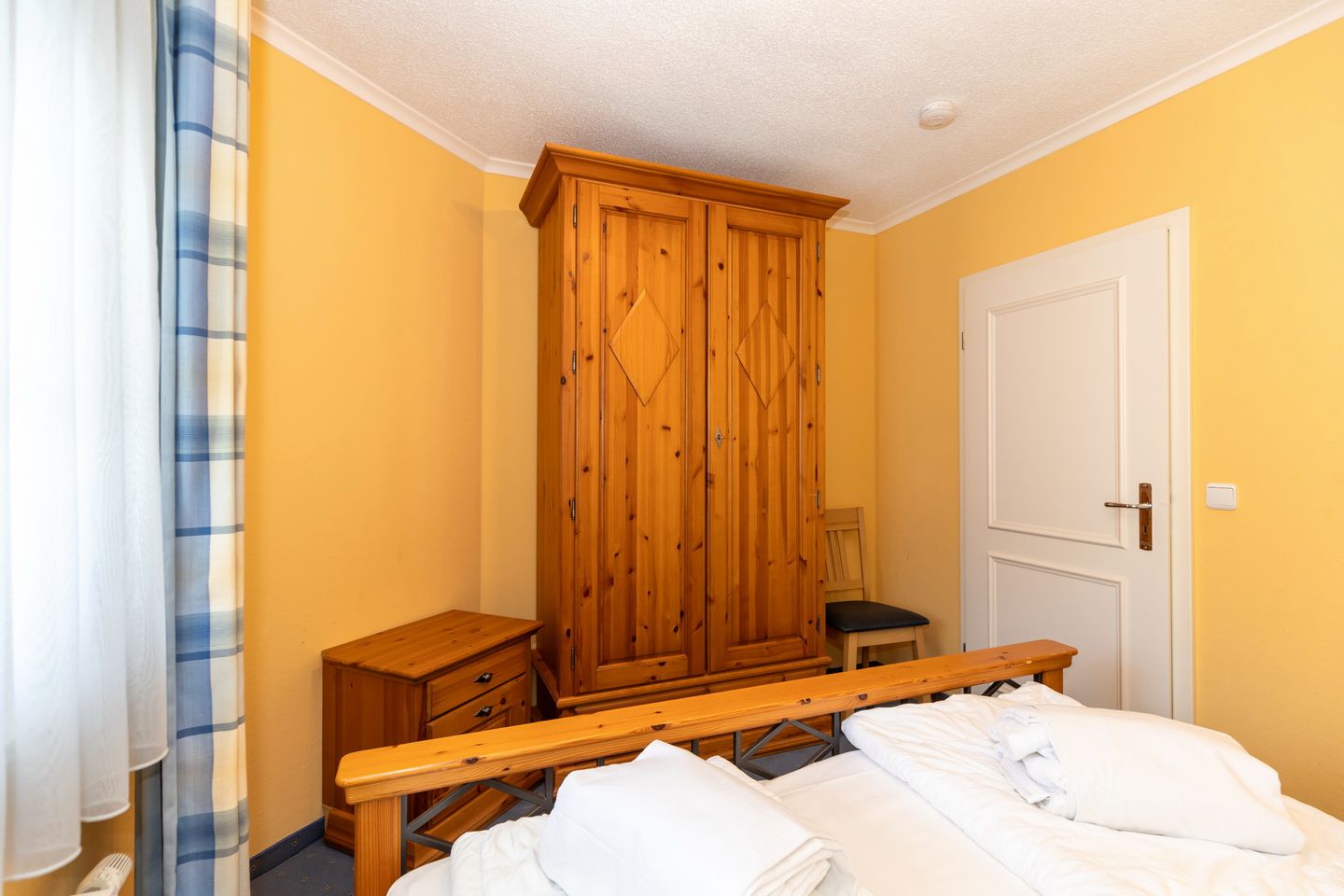 Apartmenthaus Atlantik Apartmenthaus Atlantik 303 Kühlungsborn - Schlafzimmer mit Doppelbett und Kleiderschrank