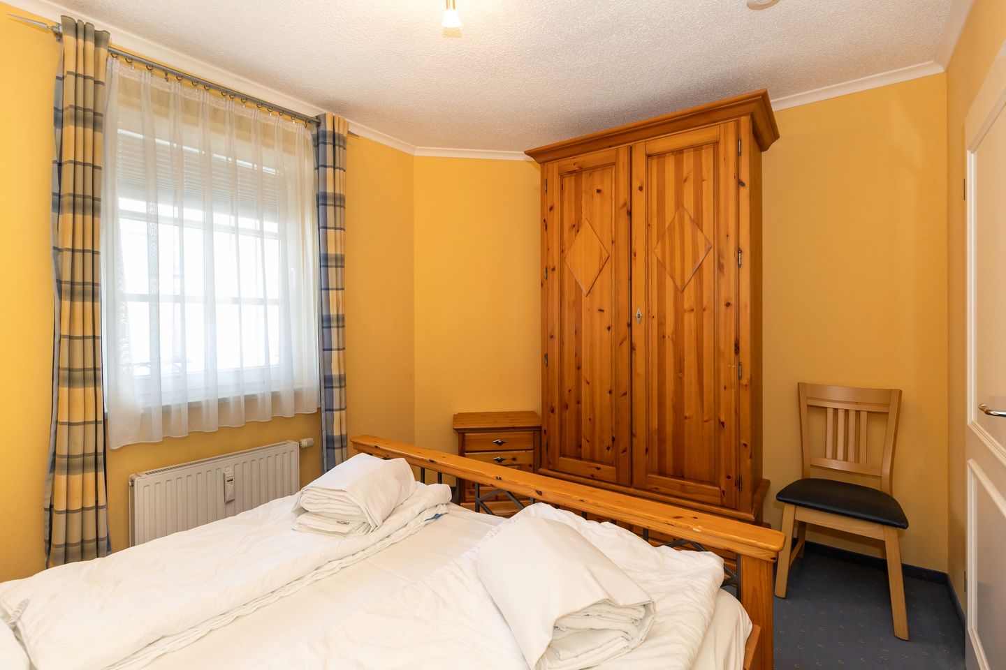 Apartmenthaus Atlantik Apartmenthaus Atlantik 303 Kühlungsborn - Schlafzimmer mit Doppelbett und Kleiderschrank