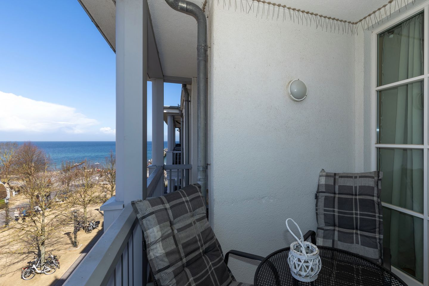 Apartmenthaus Atlantik Apartmenthaus Atlantik 303 Kühlungsborn - Balkon mit Gartenmöbeln