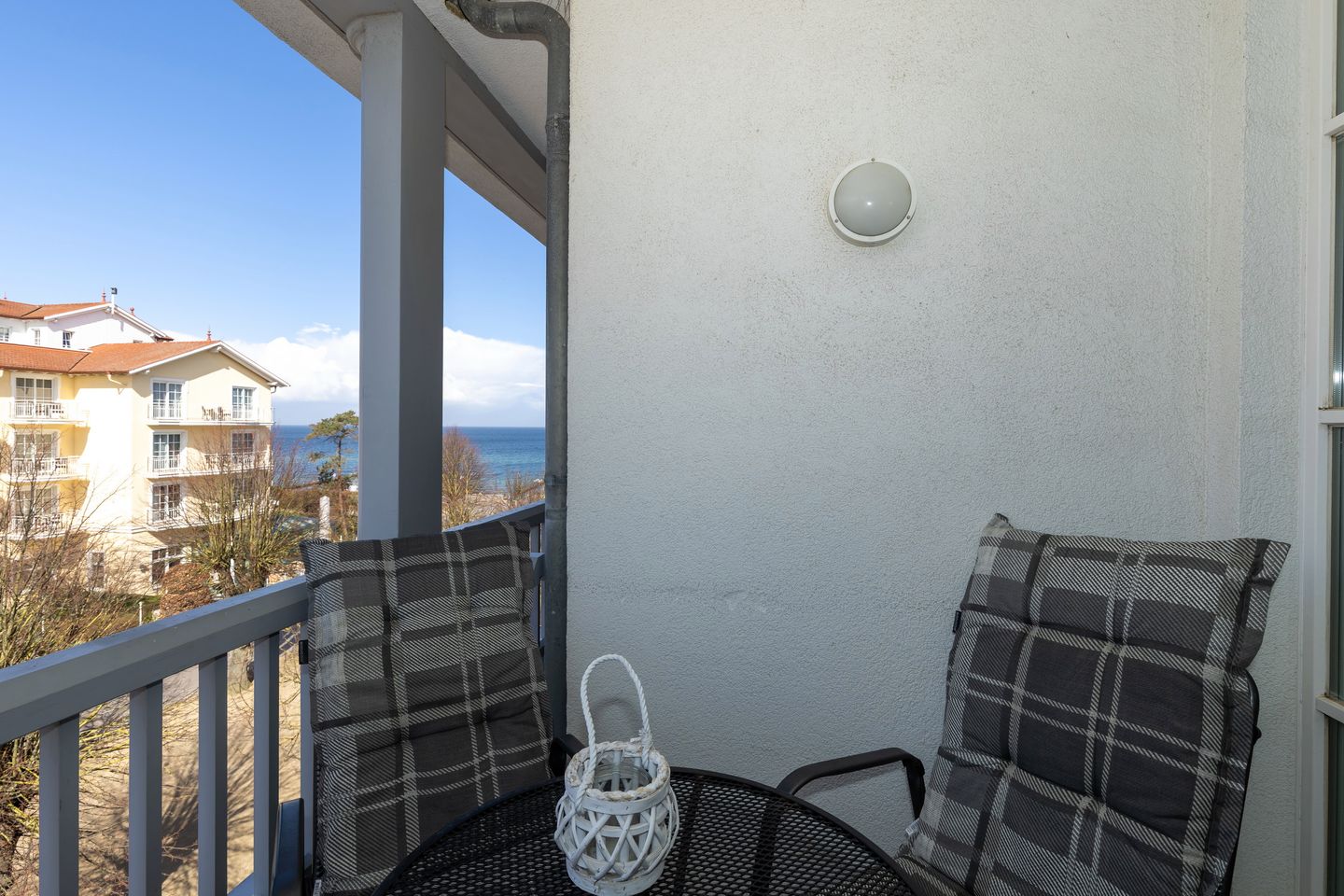 Apartmenthaus Atlantik Apartmenthaus Atlantik 303 Kühlungsborn - Balkon mit Gartenmöbeln