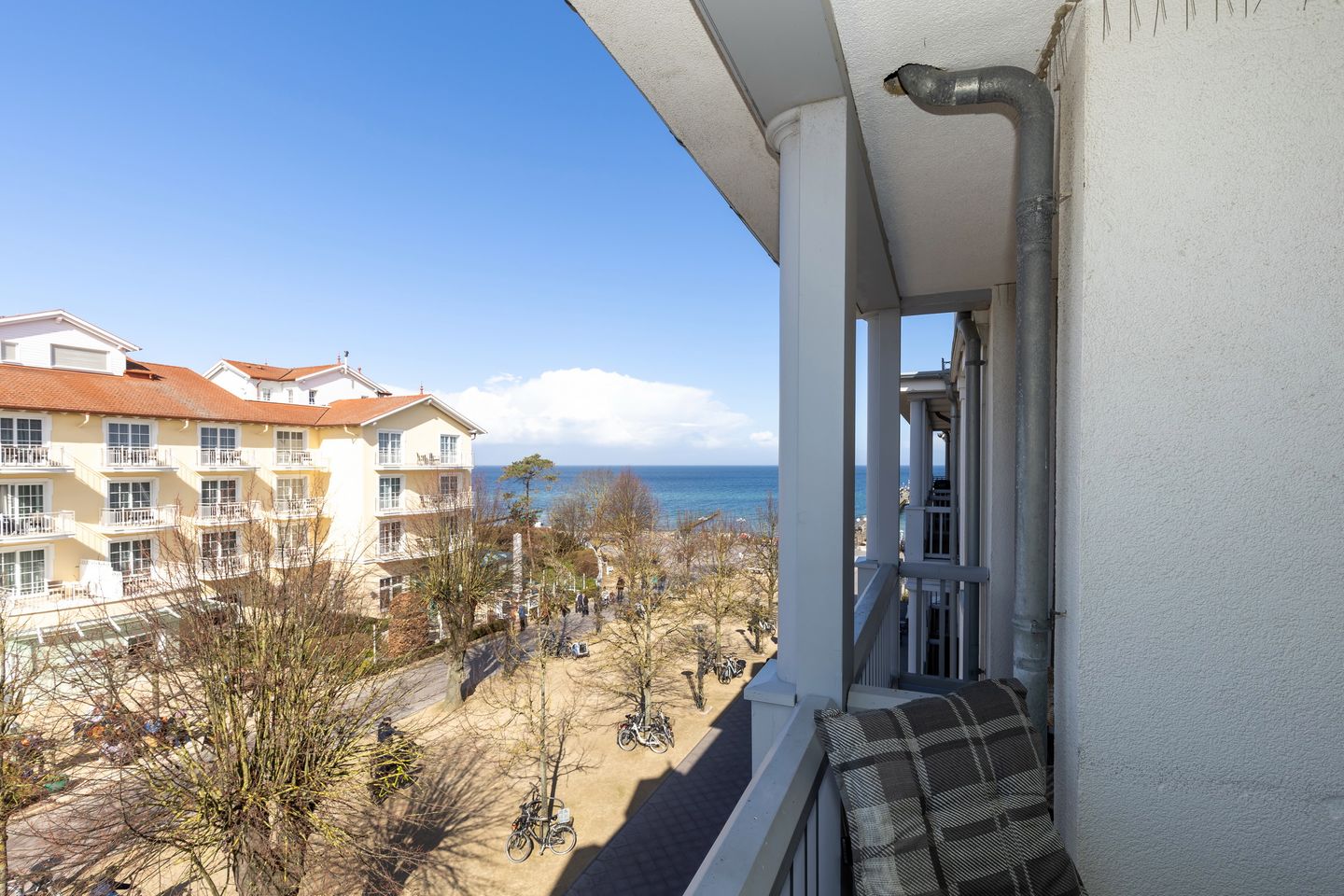 Apartmenthaus Atlantik Apartmenthaus Atlantik 303 Kühlungsborn - Balkon mit Gartenmöbeln