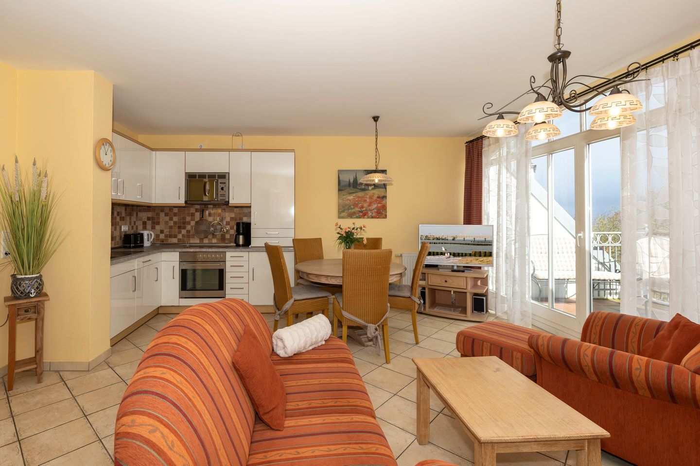 Apartmenthaus Atlantik Apartmenthaus Atlantik 411 Kühlungsborn - Wohn-Essbereich mit Couch und Küchenzeile