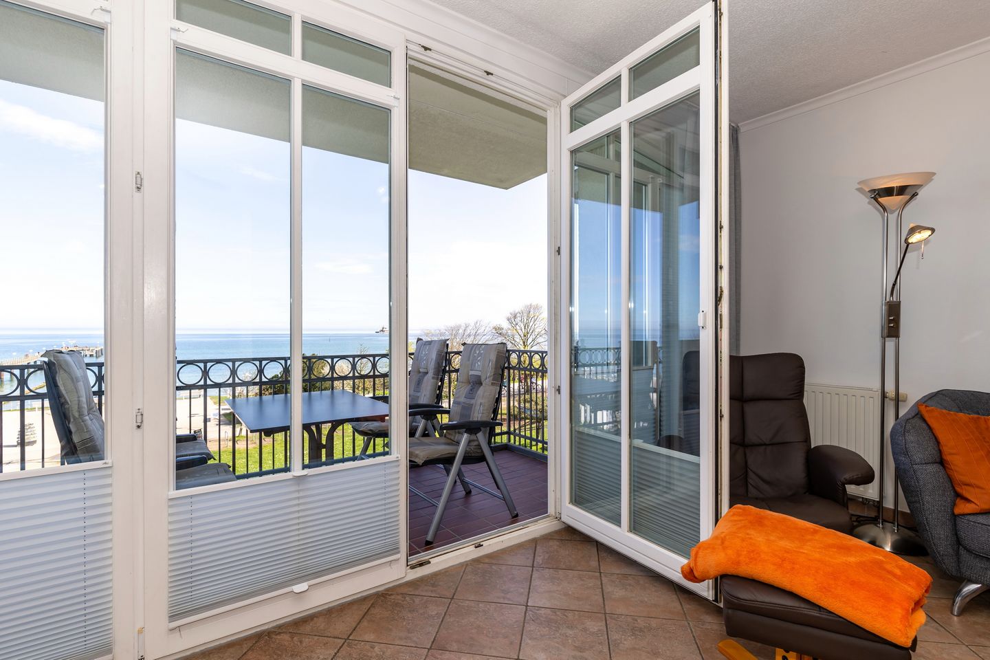 Apartmenthaus Atlantik Apartmenthaus Atlantik 211 Kühlungsborn - Wohn-Essbereich mit Couch