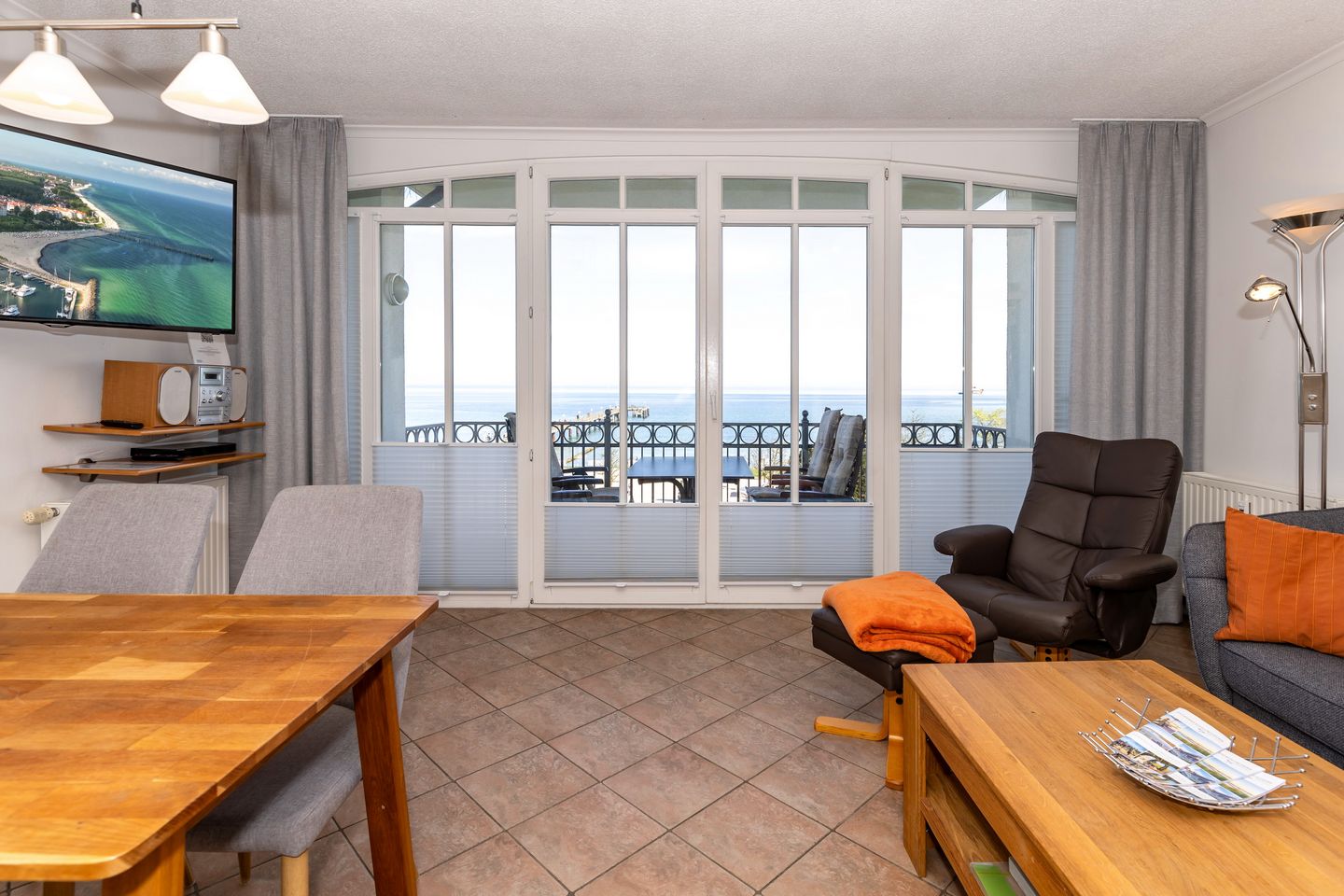 Apartmenthaus Atlantik Apartmenthaus Atlantik 211 Kühlungsborn - Wohn-Essbereich mit Couch
