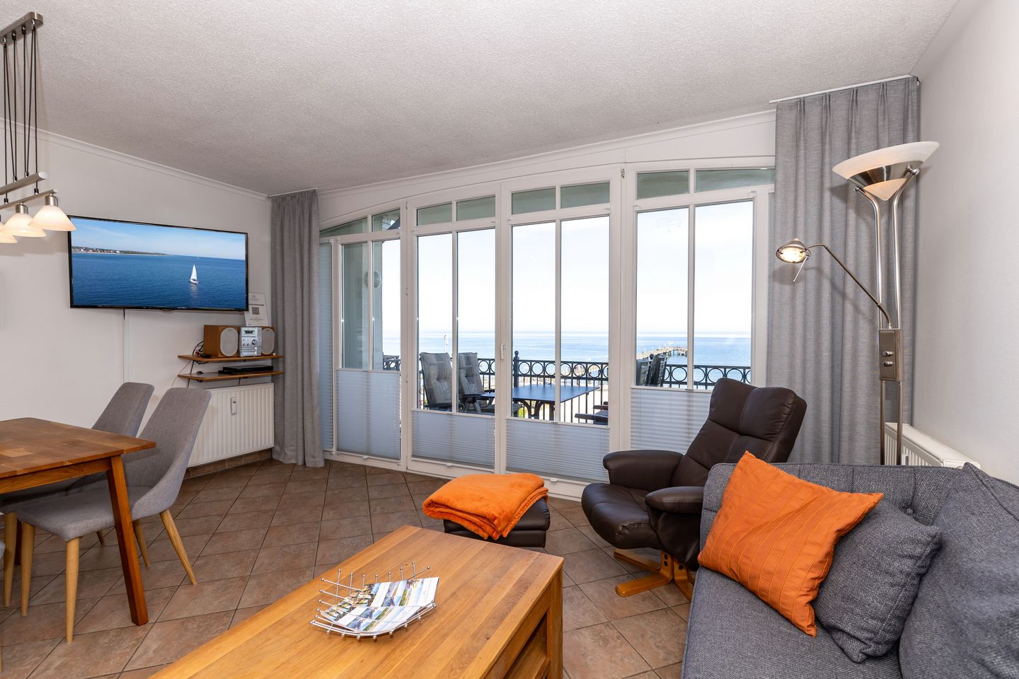 Apartmenthaus Atlantik Apartmenthaus Atlantik 211 Kühlungsborn - Wohn-Essbereich mit Couch und Esstisch