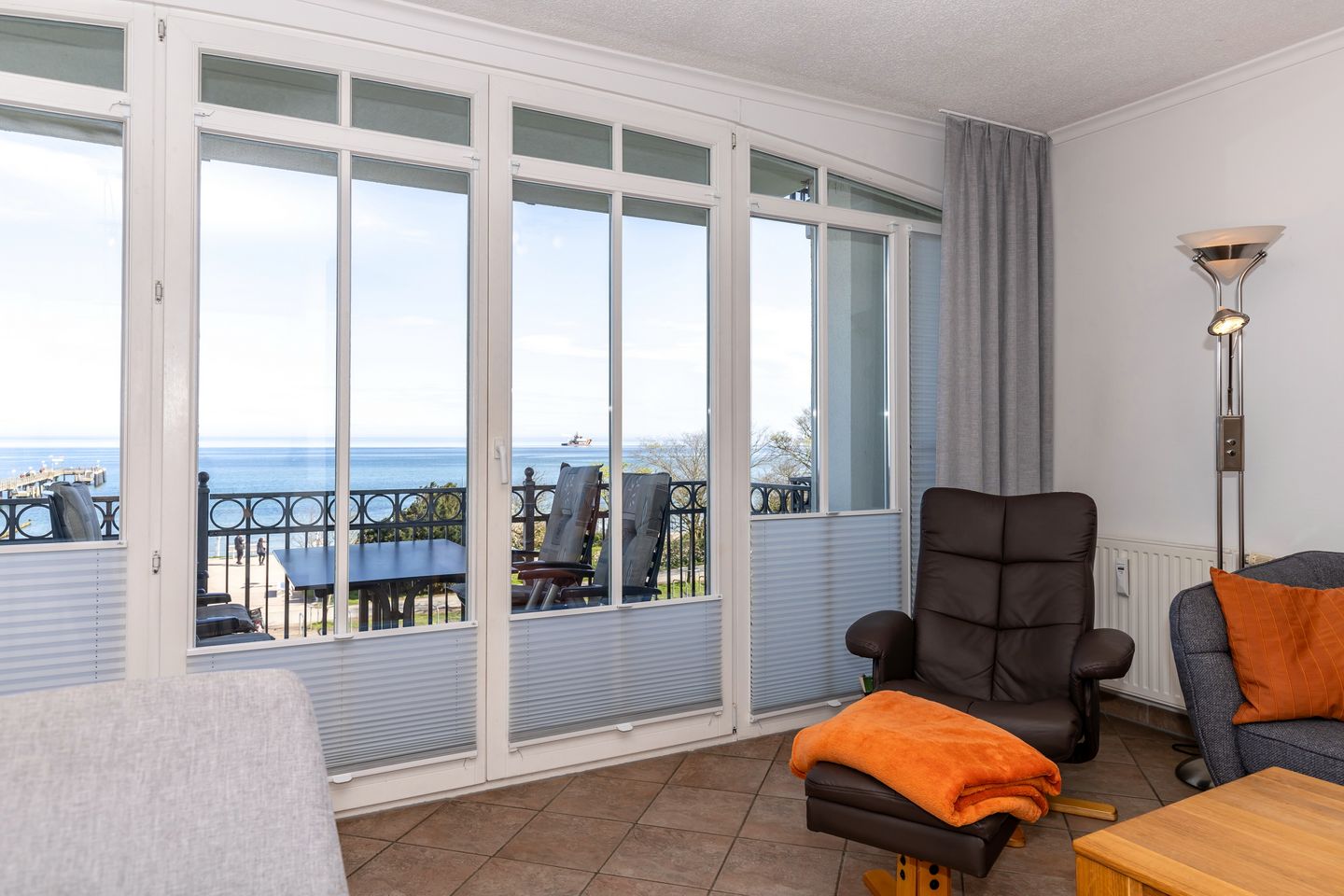 Apartmenthaus Atlantik Apartmenthaus Atlantik 211 Kühlungsborn - Wohn-Essbereich mit Couch