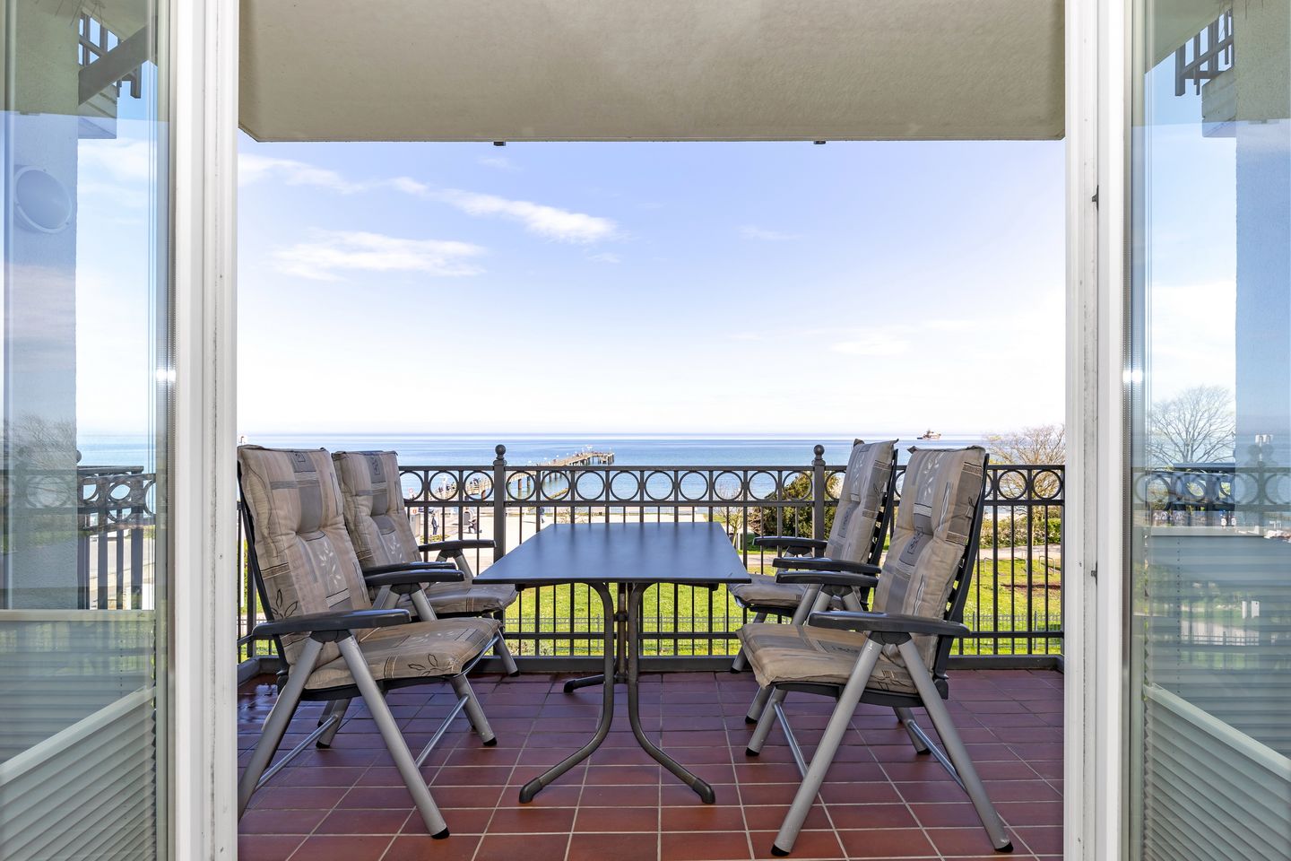 Apartmenthaus Atlantik Apartmenthaus Atlantik 211 Kühlungsborn - Balkon mit Gartenmöbeln