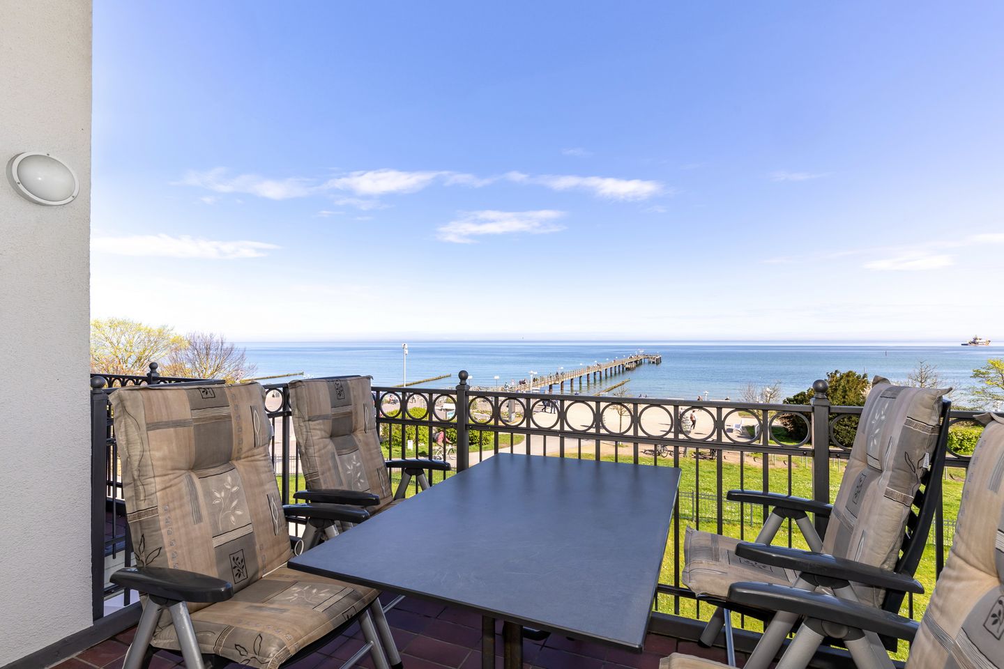 Apartmenthaus Atlantik Apartmenthaus Atlantik 211 Kühlungsborn - Balkon mit Gartenmöbeln