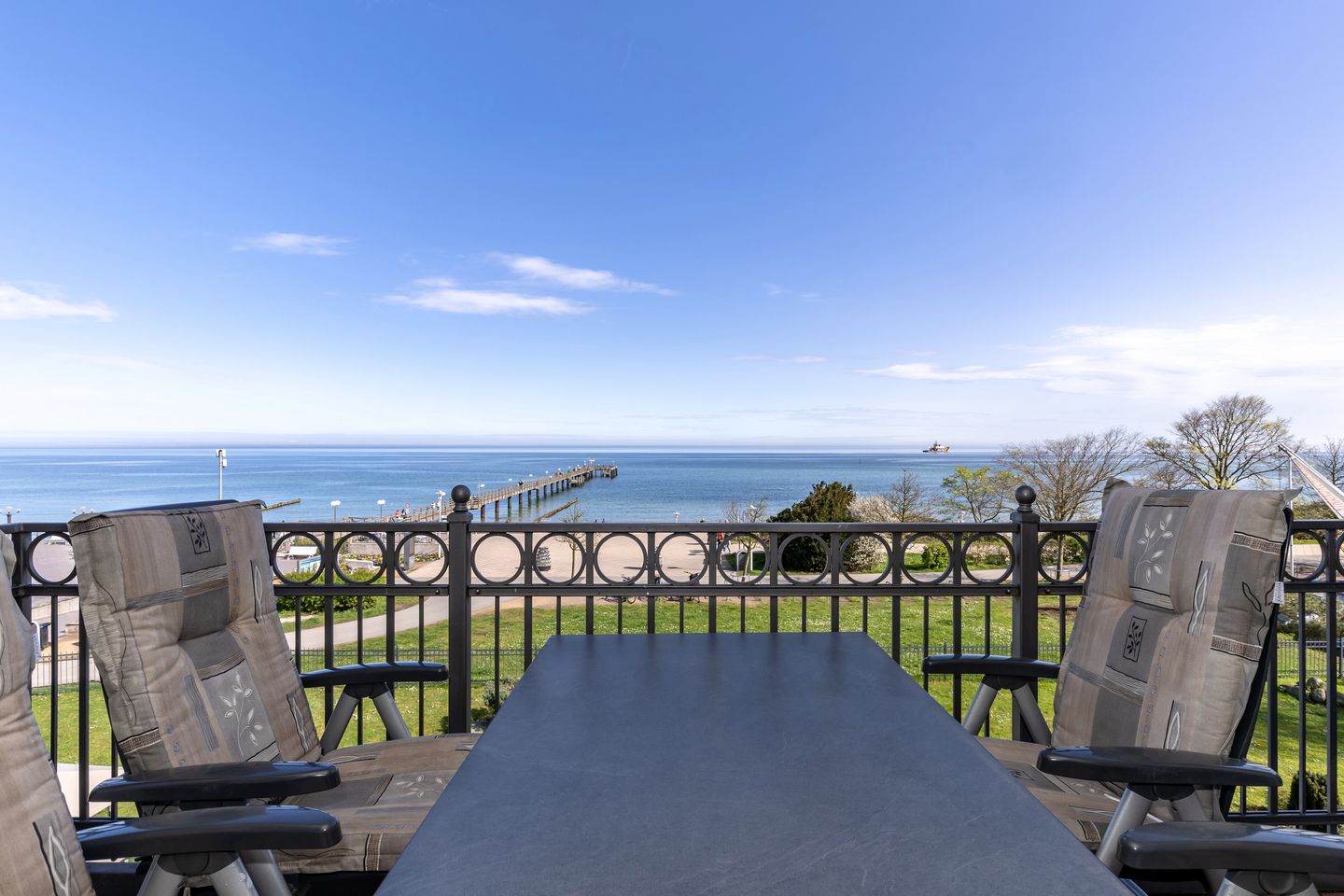 Apartmenthaus Atlantik Apartmenthaus Atlantik 211 Kühlungsborn - Balkon mit Gartenmöbeln