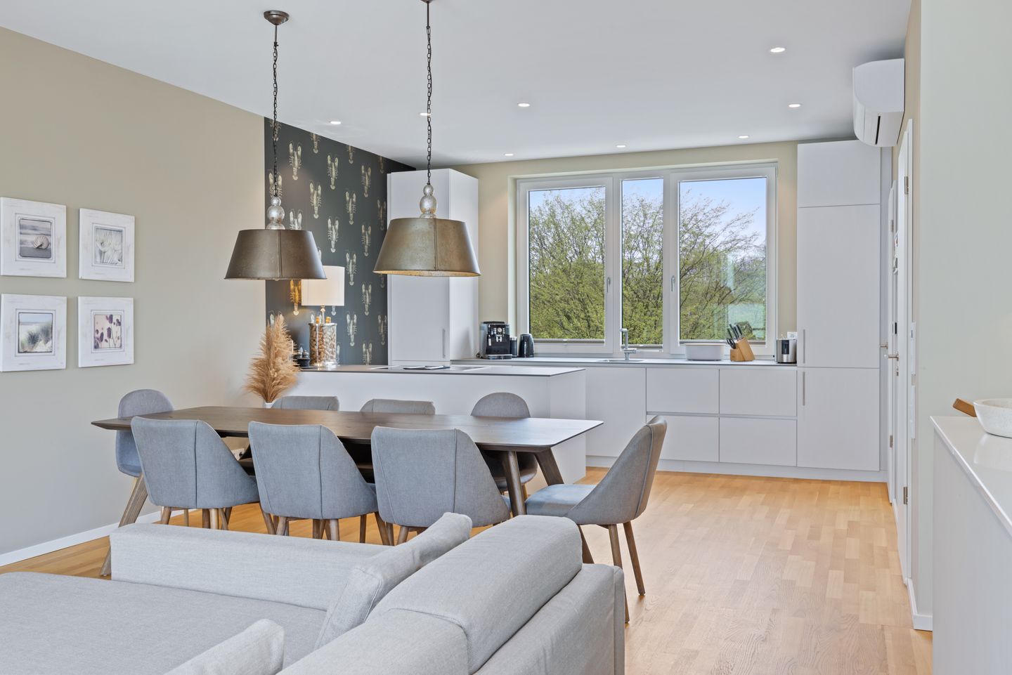 Villa Godewindpark Travemünde Villa Godewindpark Travemünde 01 Travemünde - Wohn-Essbereich mit Couch und Esstisch