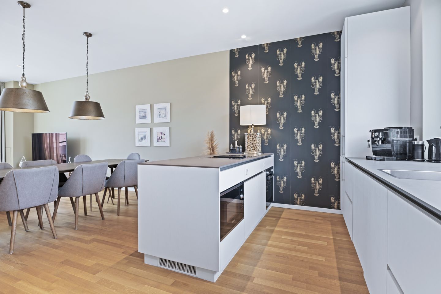 Villa Godewindpark Travemünde Villa Godewindpark Travemünde 01 Travemünde - Küchenzeile mit Esstisch und Sitzgelegenheit