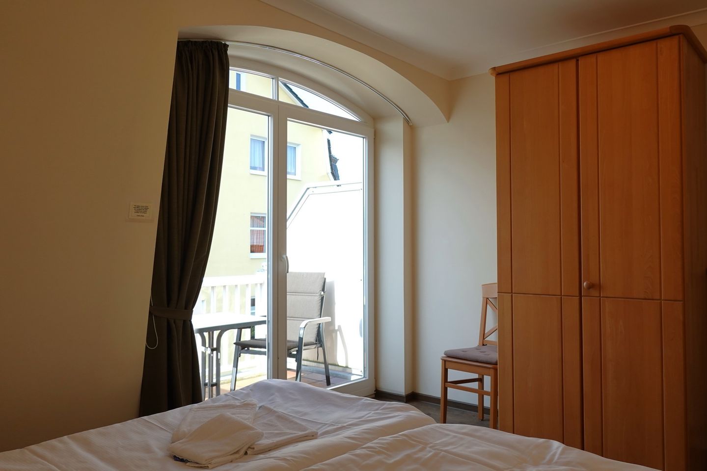 Apartment-Residenz Ostseestrand Apartment-Residenz Ostseestrand 33 Kühlungsborn - Schlafzimmer mit Doppelbett und Kleiderschrank