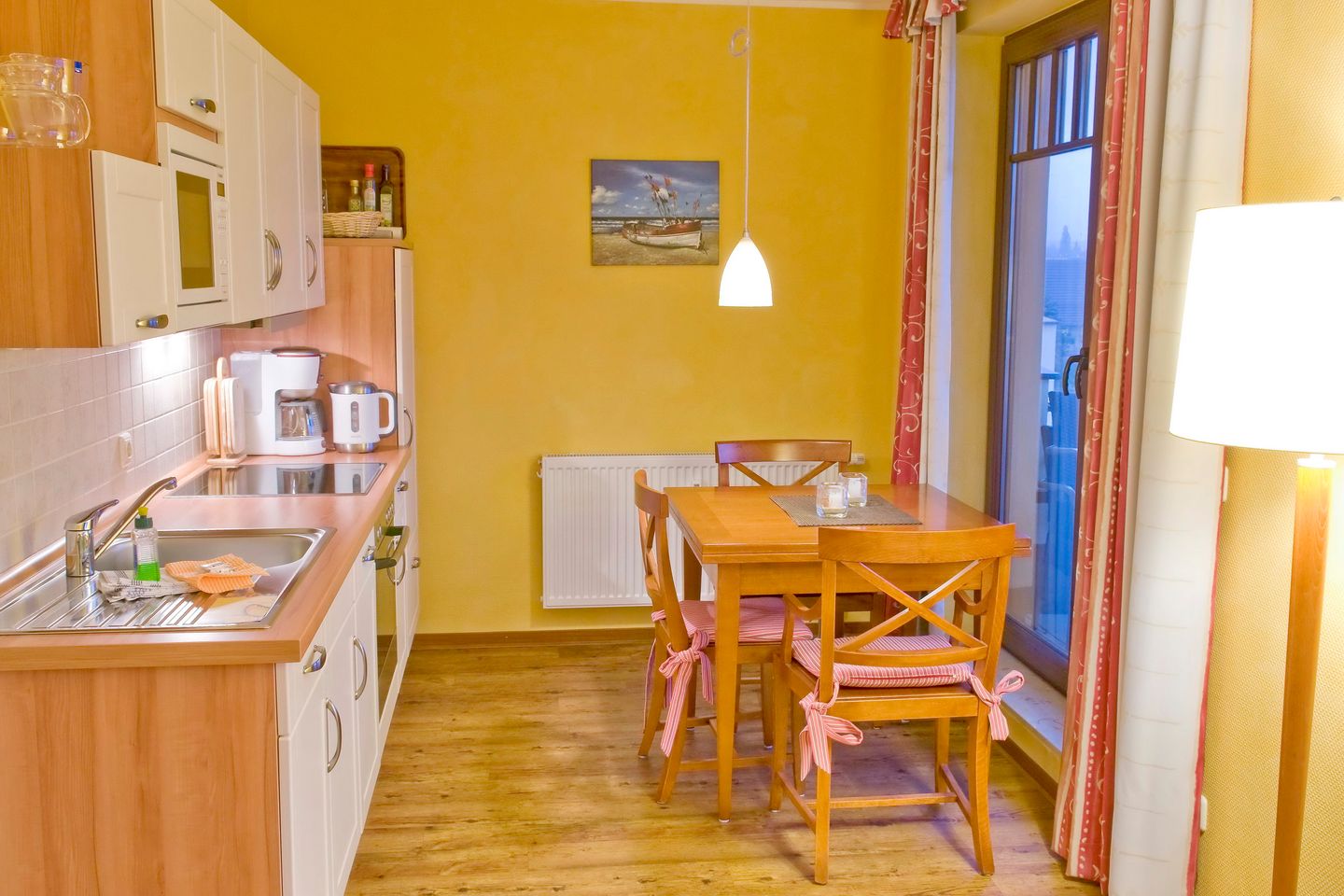 Urlaubsräume am Meer Urlaubsräume am Meer 1-18 Kühlungsborn - Küchenzeile mit Esstisch und Sitzgelegenheit