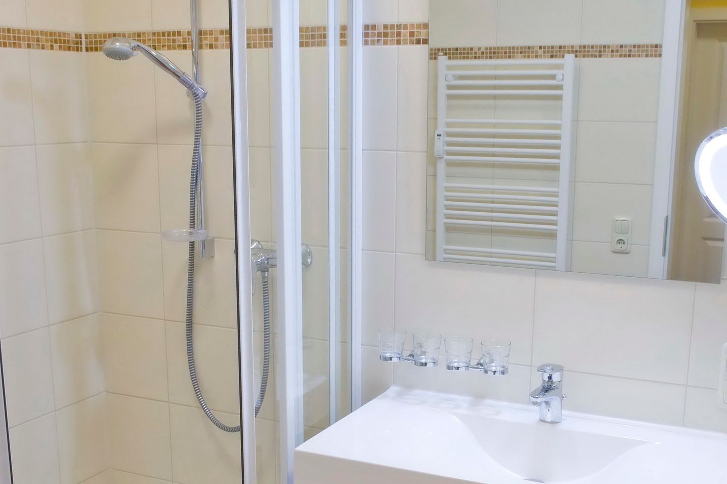 Urlaubsräume am Meer Urlaubsräume am Meer 1-18 Kühlungsborn - Badezimmer mit Dusche