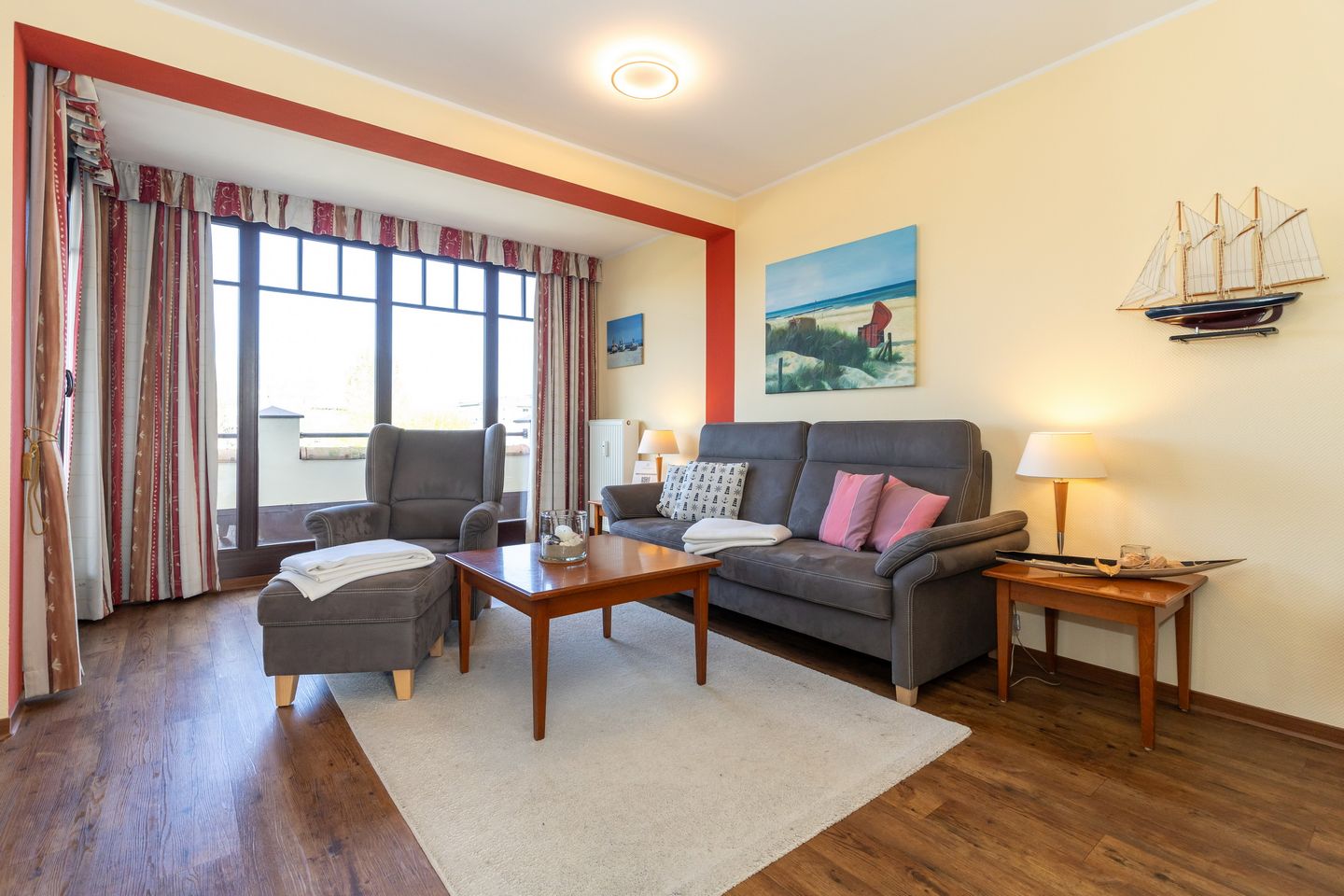 Urlaubsräume am Meer Urlaubsräume am Meer 1-18 Kühlungsborn - Wohn-Essbereich mit Couch