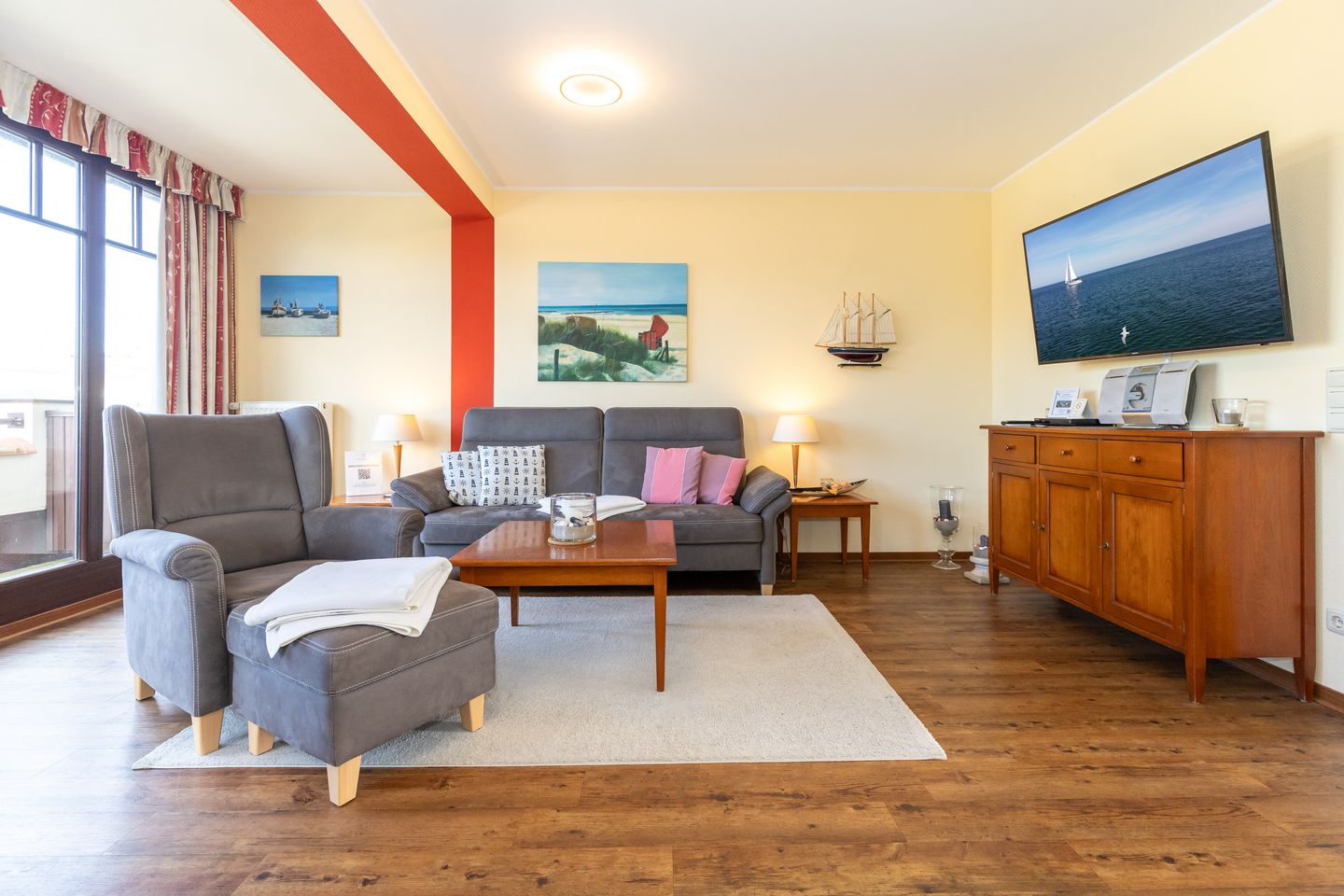 Urlaubsräume am Meer Urlaubsräume am Meer 1-18 Kühlungsborn - Wohn-Essbereich mit Couch und Flatscreen-TV