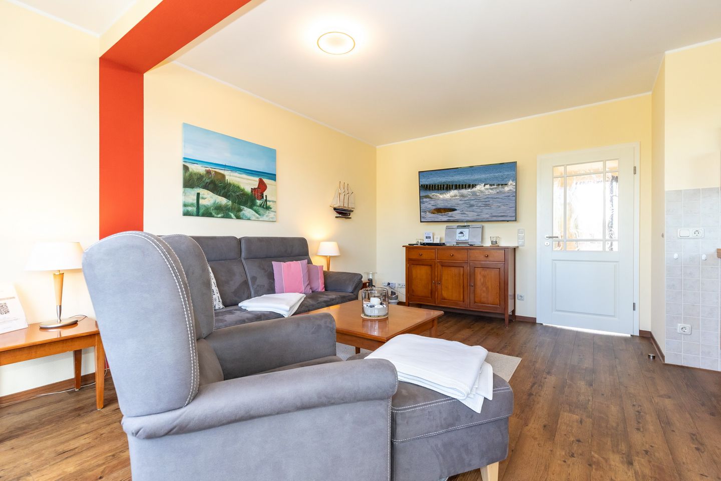 Urlaubsräume am Meer Urlaubsräume am Meer 1-18 Kühlungsborn - Wohn-Essbereich mit Couch