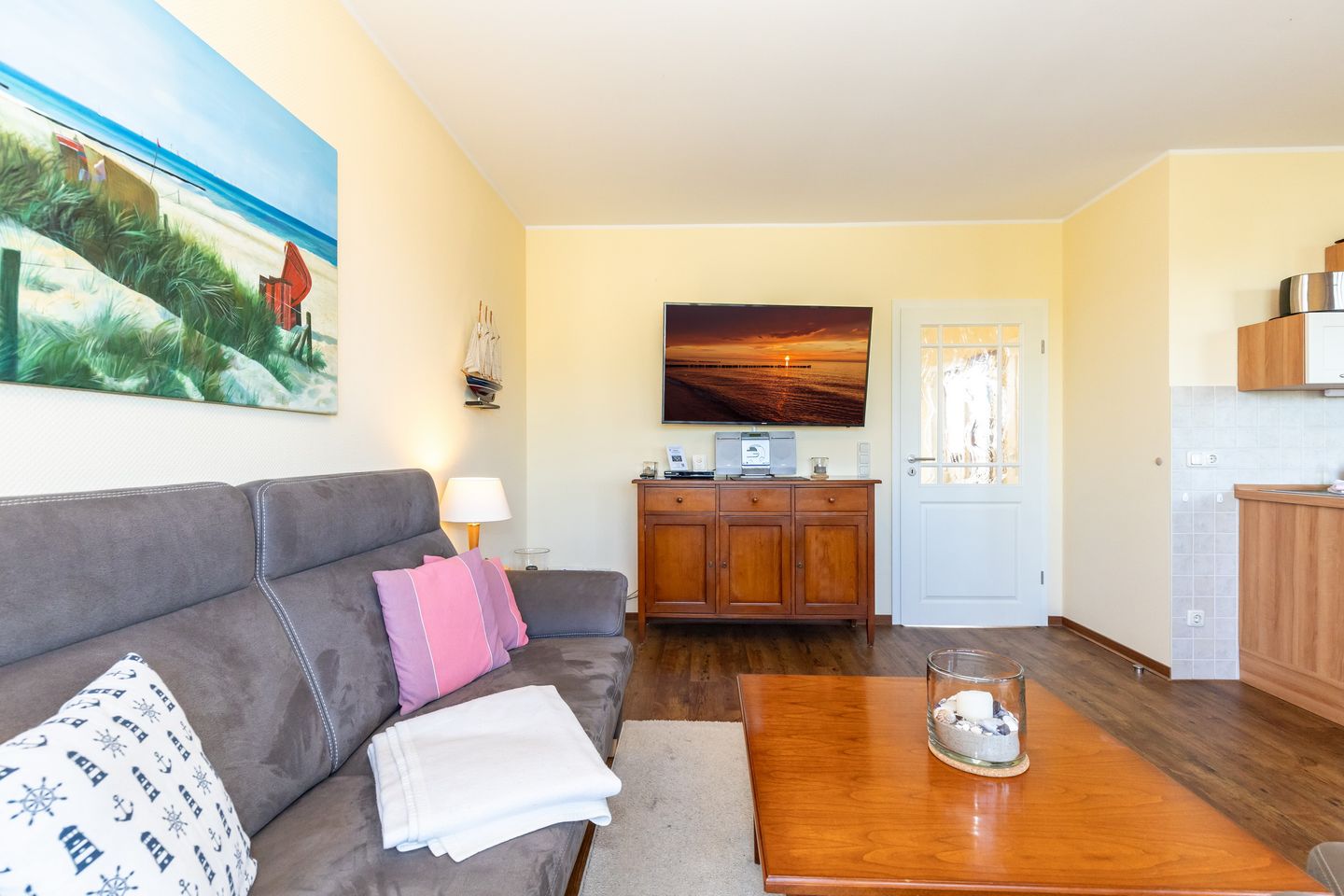 Urlaubsräume am Meer Urlaubsräume am Meer 1-18 Kühlungsborn - Wohn-Essbereich mit Couch und Flatscreen-TV