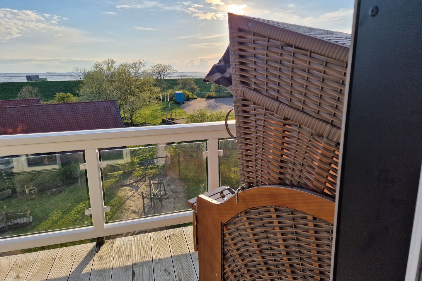 Resort Deichgraf Resort Deichgraf 31-18 Wremen - Balkon mit Strandkorb