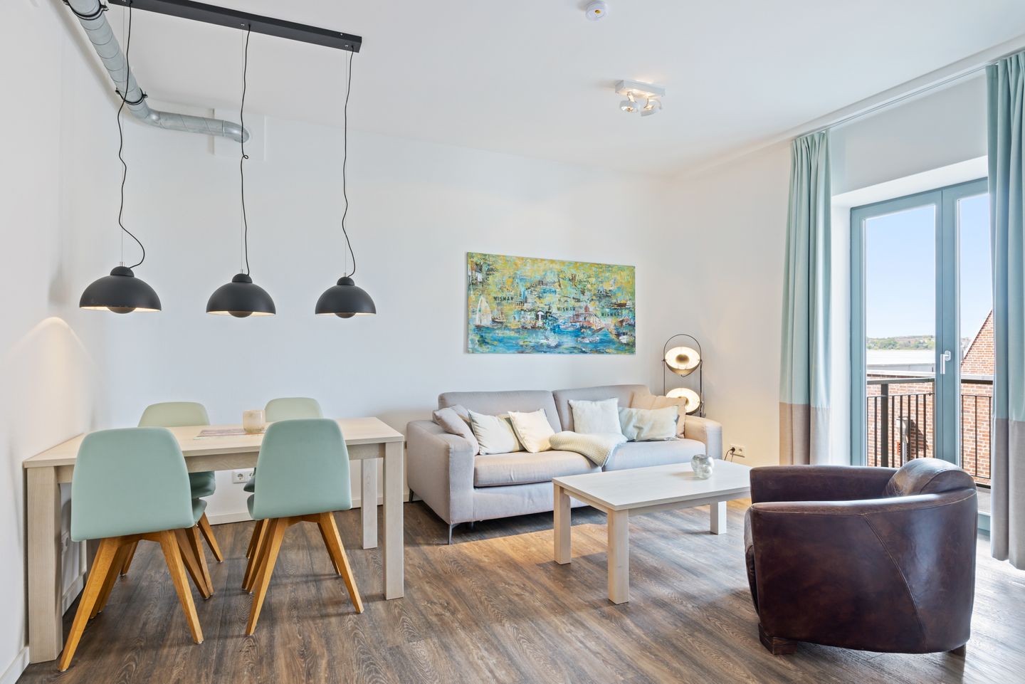 Ohlerich Speicher Ohlerich Speicher 1-06 Wismar - Wohn-Essbereich mit Couch und Esstisch