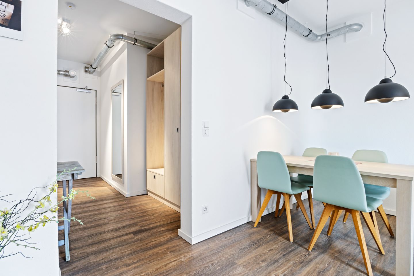 Ohlerich Speicher Ohlerich Speicher 1-06 Wismar - Wohn-Essbereich mit Esstisch und Sitzgelegenheit