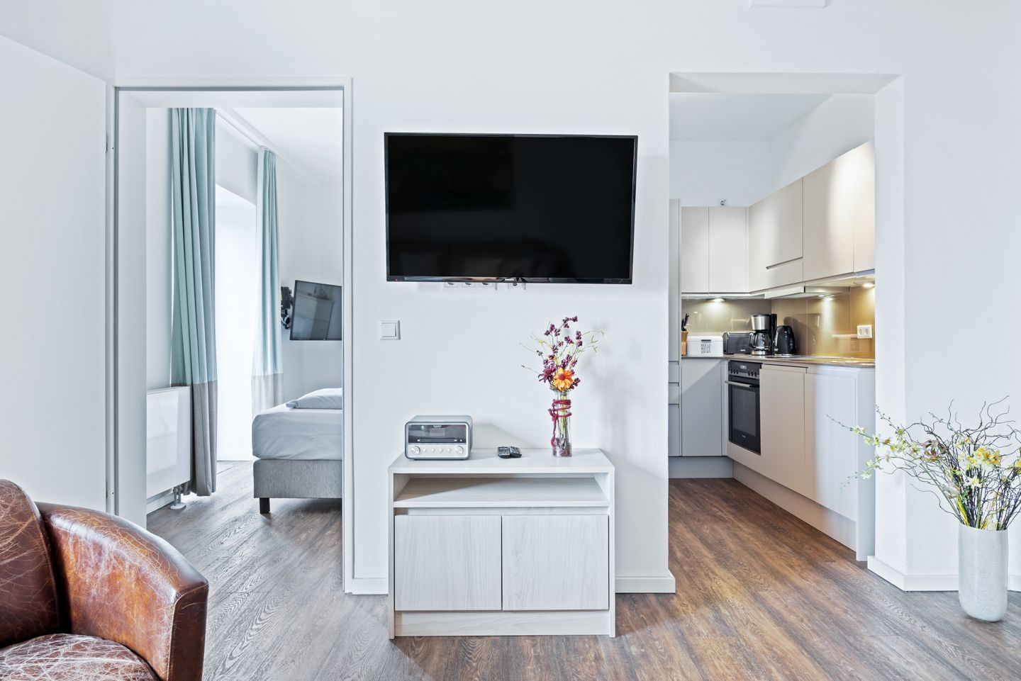 Ohlerich Speicher Ohlerich Speicher 1-06 Wismar - Wohn-Essbereich mit Couch und Flatscreen-TV