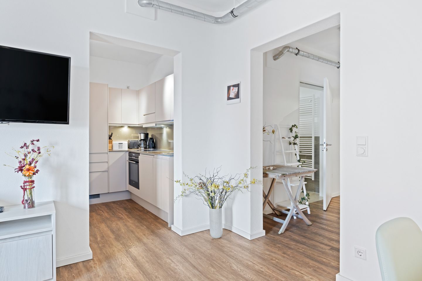 Ohlerich Speicher Ohlerich Speicher 1-06 Wismar - Wohn-Essbereich mit Couch und Flatscreen-TV