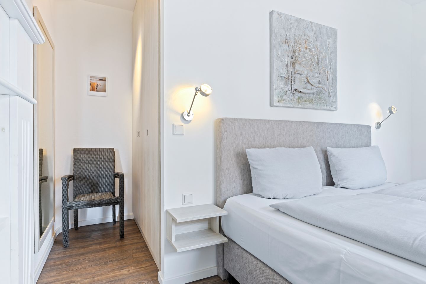 Ohlerich Speicher Ohlerich Speicher 1-06 Wismar - Schlafzimmer mit Doppelbett und Sitzgelegenheit