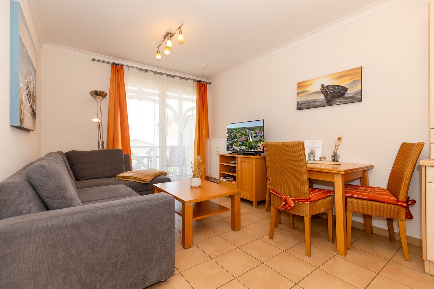 Apartment-Residenz Ostseestrand Apartment-Residenz Ostseestrand 26 Kühlungsborn - Wohn-Essbereich mit Couch und Flatscreen-TV