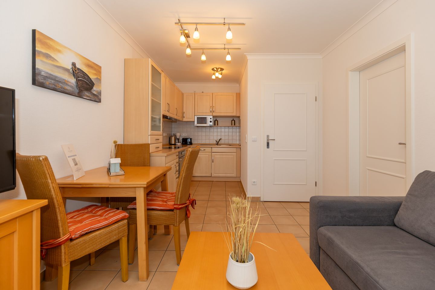 Apartment-Residenz Ostseestrand Apartment-Residenz Ostseestrand 26 Kühlungsborn - Wohn-Essbereich mit Couch und Küchenzeile