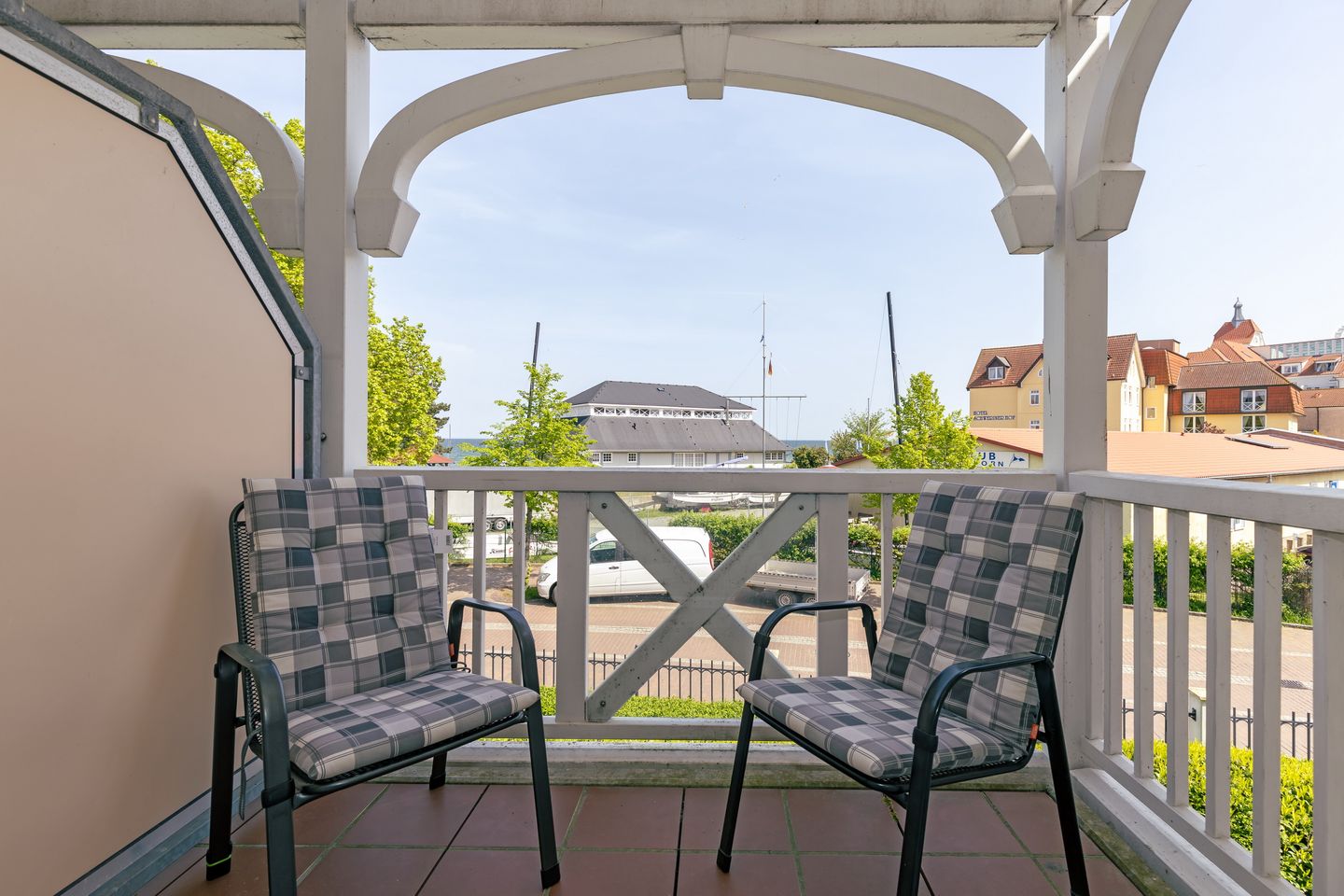 Apartment-Residenz Ostseestrand Apartment-Residenz Ostseestrand 26 Kühlungsborn - Balkon mit Gartenmöbeln