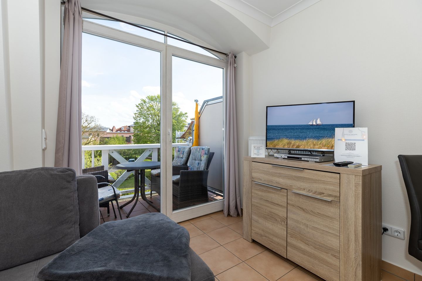 Apartment-Residenz Ostseestrand Apartment-Residenz Ostseestrand 34 Kühlungsborn - Wohn-Essbereich mit Couch und Flatscreen-TV