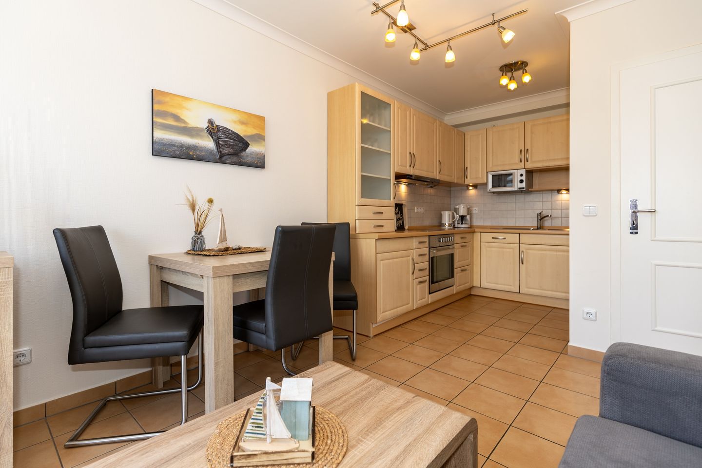 Apartment-Residenz Ostseestrand Apartment-Residenz Ostseestrand 34 Kühlungsborn - Küchenzeile mit Esstisch und Sitzgelegenheit